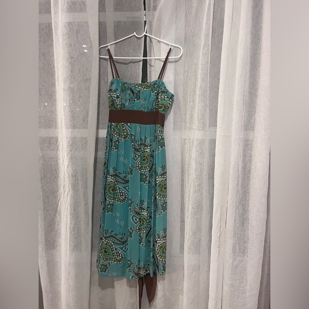 Beautiful spring/summer dress. It’s size 6 but it fits a size 8 better